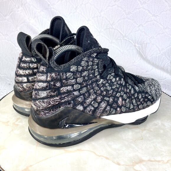 Nike Lebron 17 Sneakers Boy Size 5.5 Black Graphite Gray Athletic High Top Shoes - Picture 9 of 12